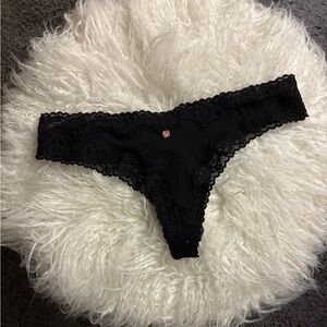 Victoria Secret thong 🖤

Bundle for questions